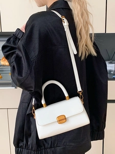 Weiße Vintage-Handtasche aus Kunstleder mit Gold-Schnalle und verstellbarem Riemen