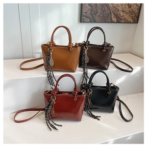 Détails de quatre sacs seau rétro en marron, café, rouge et noir avec bandoulière réglable