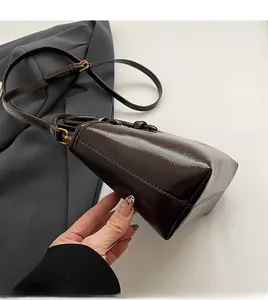 Détails du sac en cuir marron foncé avec coins arrondis et coutures précises
