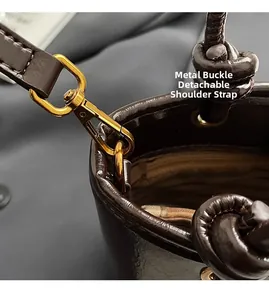 Gros plan détaillé du sac en cuir marron foncé avec boucles en métal doré vintage