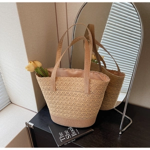 Dettaglio della borsa tote in crochet beige con raffinati motivi floreali traforati
