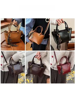 Collage de mini sacs seaux bandoulière en marron et noir avec breloques de tennis