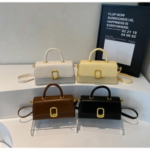 Présentation de quatre sacs carrés minimalistes en blanc, beige, marron et noir chic