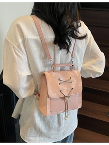Sac à dos rose en cuir verni avec pendentif papillon et perles pour femme