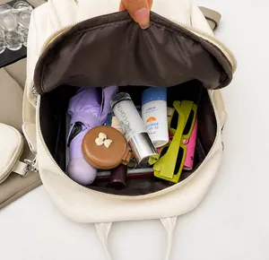 Vue de dessus de la grande capacité intérieure du sac à dos blanc en cuir litchi