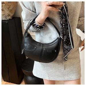 Detailansicht der schwarzen Halbmodtasche aus genarbtem Leder mit silbernen Nieten-Details