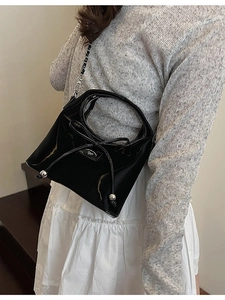 Sac à bandoulière en cuir verni noir brillant avec nœud et chaîne argentée