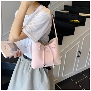 Sac à bandoulière rose en similicuir avec détail de nœud et breloque en métal