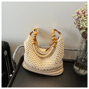 Détail du sac seau bohème au crochet avec poignée en perles de bois et bandoulière