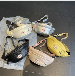 Dettaglio di marsupi sportivi in pelle PU in cinque colori con logo Mulaidi e cinturini