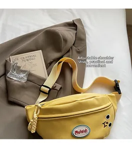 Dettaglio del marsupio sportivo giallo con tracolla regolabile e logo Mulaidi