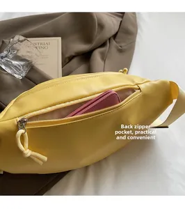 Vista dettagliata del marsupio in pelle gialla con tasca posteriore e cinturino in nylon