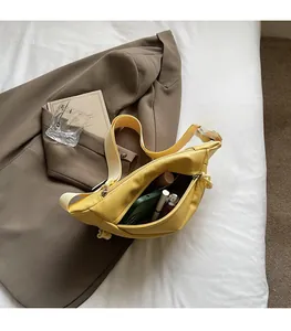 Dettaglio dell'interno di una borsa sportiva gialla con grande spazio di archiviazione