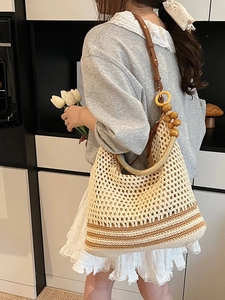 Sac bandoulière au crochet beige avec maille ajourée et lanière en perles de bois