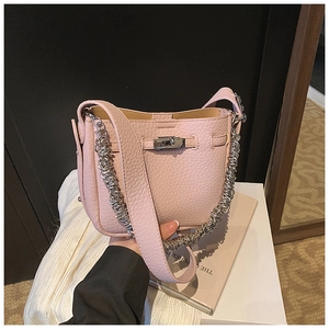 Dettaglio borsa a secchiello in pelle martellata rosa con chiusura a scatto in metallo