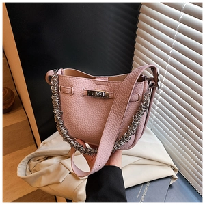 Dettaglio della borsa a secchiello in pelle rosa con catena argento e chiusura in metallo