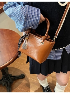 Mini cabas en cuir PU marron avec breloque raquette de tennis montré dans un cliché lifestyle