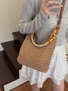 Sac seau chic en tricot ajouré avec poignée en perles de bois et bandoulière en cuir plage