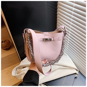 Dettaglio borsa in pelle rosa con chiusura a scatto in argento e manico a catena sottile