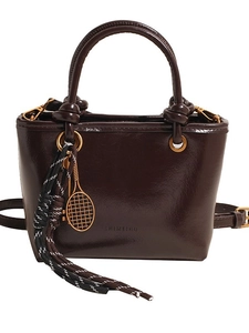 Sac seau marron chocolat en similicuir avec breloque raquette de tennis et cordon