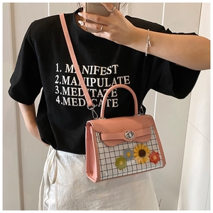 Détail du sac quadrillé rose avec fleurs 3D et fermoir rotatif en métal argenté