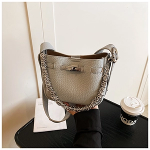 Dettaglio borsa a secchiello in pelle celeste con catena d'argento e chiusura a girello