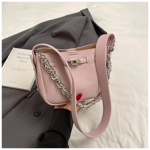 Dettaglio borsa in pelle martellata rosa chiaro con catena d'argento e chiusura a scatto