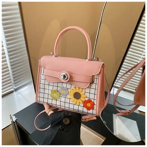 Détails du sac à bandoulière rose à carreaux avec fleur au crochet et fermoir rotatif
