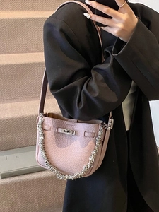 Elegante borsa a secchiello in pelle rosa con catena argento e chiusura a girello
