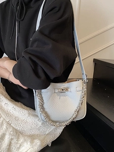 Elegante borsa a secchiello in pelle grigio chiaro con catena argento e tracolla