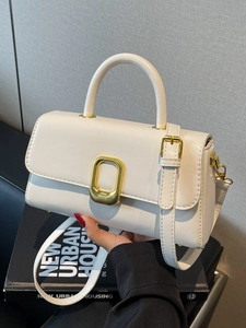 Sac à main carré blanc minimaliste avec fermoir doré et fine bandoulière réglable