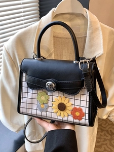 Sac bandoulière minimaliste avec coutures contrastées et fleurs au crochet colorées