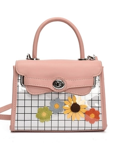 Sac à main rose en similicuir et PVC avec fleurs en tricot et fermoir rotatif argenté
