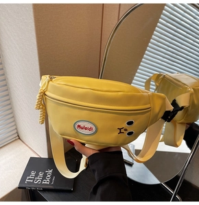 Dettaglio del marsupio in PU giallo con ricamo cartoon ed etichetta logo Mulaidi