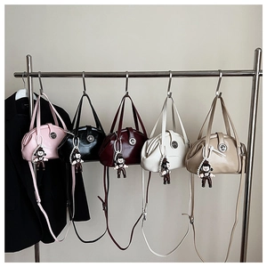 Cinq petits sacs à bandoulière de couleurs variées avec pendentifs de poupées mignons