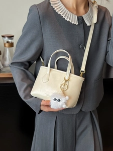 Sac Seau Tendance en Cuir PU pour Femme Petit Sac à Bandoulière Élégant Avec Pendentif Monstre en Peluche Design de Niche