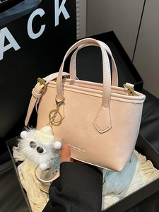 Mini sac seau rose avec gravure de mode et breloque en fourrure portée à la main