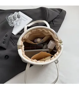 Vue intérieure du sac rétro blanc montrant les compartiments et la poche zippée