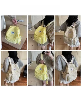 Collage di una modella con un grande zaino in tela di nylon resistente con tasche multiple