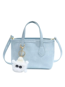 Sac seau élégant bleu clair avec breloque pelucheuse et bandoulière réglable pratique