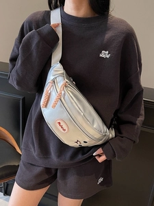 Borsa a tracolla argento metallizzato con cerniere rosa e logo del marchio su sfondo grigio