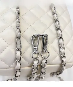 Detail des abnehmbaren Silbermetallverschlusses und Lederkettenriemens an der Tasche