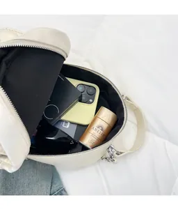 Detailansicht des geräumigen Innenraums der cremefarbenen Stepptasche für tägliche Utensilien