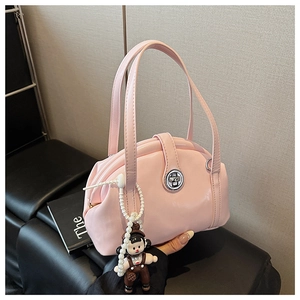 Sac bowling en cuir verni rose avec fermoir rotatif argenté et porte-clé perle
