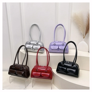 Présentation détaillée de sacs bowling en cuir tendance en cinq couleurs assorties