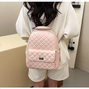 Rosa gesteppter Lederrucksack für Damen mit Kettenriemen und metallischem Drehverschluss