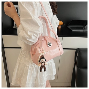 Sac bowling rose avec chaîne en perles et breloque de poupée vue sur un mannequin