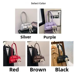 Collection de sacs bowling rétro en argent, violet, rouge, marron et noir en similicuir brillant