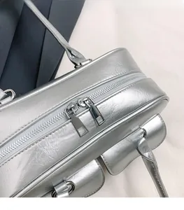 Détail du sac en cuir PU argenté avec double fermeture éclair et texture de style Y2K