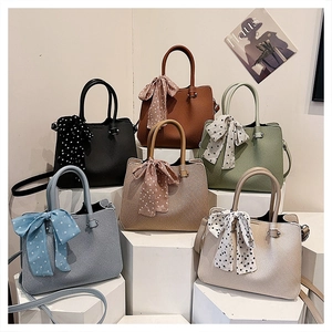Série de sacs cabas en six couleurs avec foulards à pois et bandoulières amovibles